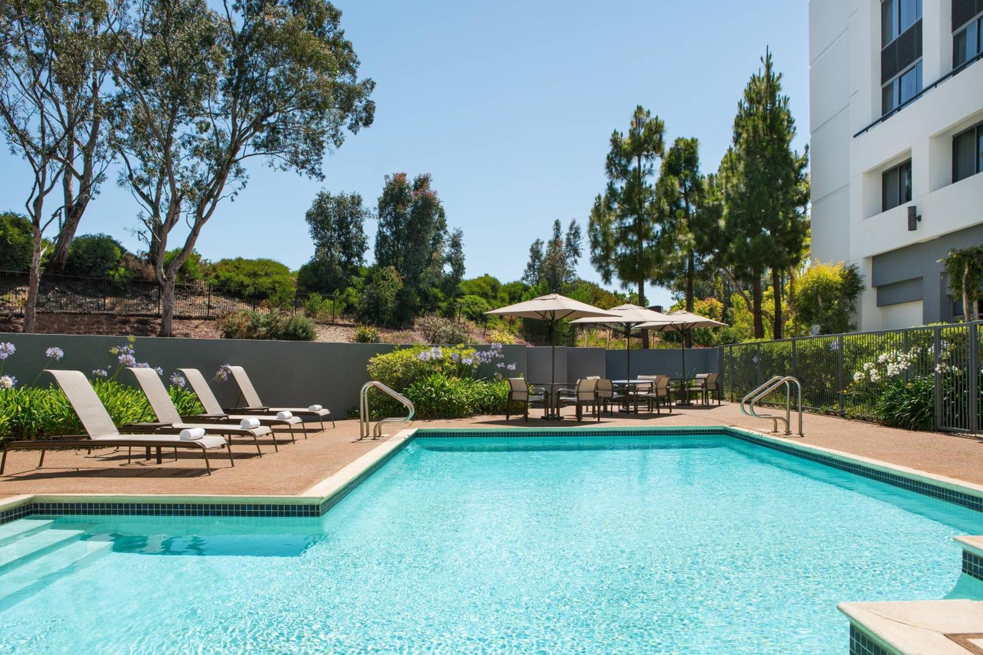 Courtyard By Marriott Richmond Berkeley Hotel Exterior photo